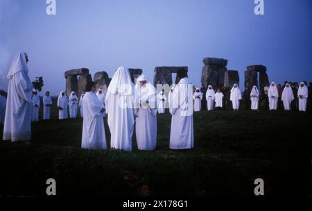 Solstice d'été 21 juin 1970s Royaume-Uni. Les membres de l'ordre druide rassemblent à Stonehenge un ancien monument préhistorique. Ils se rassemblent la nuit précédente et effectuent des rituels païens druidiques tout au long de la nuit. Salisbury Plain. Wiltshire Angleterre. Vers 1975 HOMER SYKES Banque D'Images