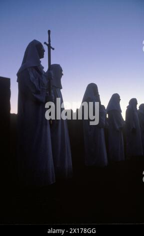 Membres de l'ordre druide au solstice d'été du 21 juin 1970 au Royaume-Uni. Les druides rassemblent à Stonehenge un ancien monument préhistorique. Ils se rassemblent la nuit précédente et effectuent des rituels païens druidiques tout au long de la nuit. Salisbury Plain. Wiltshire Angleterre. Vers 1975 HOMER SYKES Banque D'Images