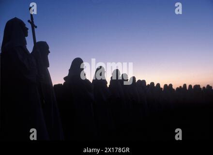 Solstice d'été 21 juin 1970s Royaume-Uni. Les membres de l'ordre druide rassemblent à Stonehenge un ancien monument préhistorique. Ils arrivent la nuit précédente et effectuent des rituels païens druidiques tout au long de la nuit. Salisbury Plain. Wiltshire Angleterre. Vers 1975 HOMER SYKES Banque D'Images