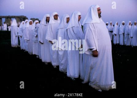 Membres de l'ordre druide au solstice d'été du 21 juin 1970 au Royaume-Uni. Les druides rassemblent à Stonehenge un ancien monument préhistorique. Ils se rassemblent la nuit précédente et effectuent de vieux rituels païens druidiques tout au long de la nuit. Salisbury Plain. Wiltshire Angleterre. Vers 1975 HOMER SYKES Banque D'Images