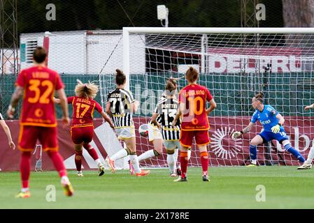 Rome, Italie. 15 avril 2024. Alayah Spohia Pilgrim de l'AS Roma marque le premier but lors du match des éliminatoires féminins de Serie A entre L'AS Roma et la Juventus FC au Stadio Tre Fontane le 15 avril 2024 à Roma, Italie crédit : Giuseppe Maffia/Alamy Live News Banque D'Images