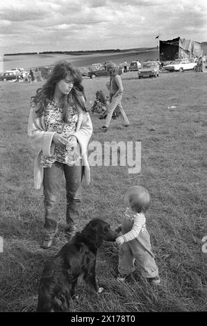 Jeune mère enfant de classe moyenne et chien de famille au festival de musique gratuit du solstice d'été à Stonehenge 1976, l'expérience d'un style de vie alternatif le week-end. Salisbury Plain. Wiltshire années 1970 Royaume-Uni HOMER SYKES Banque D'Images