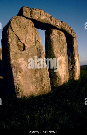 Stonehenge Wiltshire le 21 juin aube lever du soleil. au solstice d'été. 1970s. ROYAUME-UNI ANGLETERRE HOMER SYKES Banque D'Images