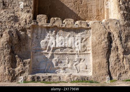 Sculptures en pierre détaillées représentant des personnages historiques et des événements à Naqsh-e Rostam, un témoignage de la grandeur de l'architecture persane antique, Iran. Banque D'Images