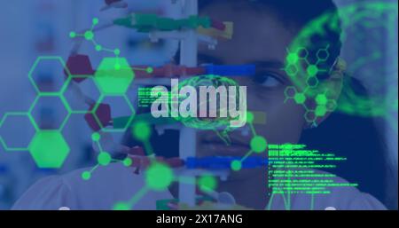 Image du traitement des données et de la formule chimique sur une écolière biraciale Banque D'Images