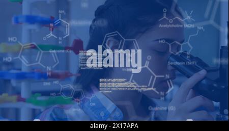 Image du traitement des données et de la formule chimique sur une écolière biraciale Banque D'Images