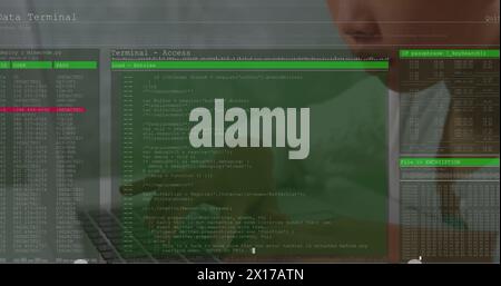 Image du traitement des données sur la fille asiatique à l'aide d'un ordinateur portable Banque D'Images