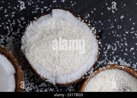 pulpe de noix de coco blanche et flocons de noix de coco séchés, dont un gros plan est utilisé dans la préparation de desserts Banque D'Images