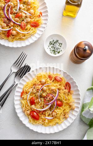 Courge spaghetti aux pois chiches et tomates garnie d'oignon rouge, faible teneur en glucides et idée de recette végétalienne, vue aérienne Banque D'Images