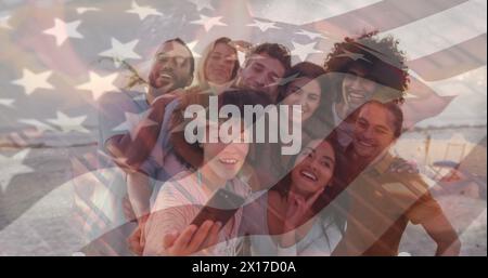 Image du drapeau des états-unis sur des amis heureux divers prenant selfie sur la plage Banque D'Images