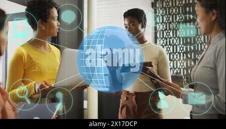 Image du globe avec des icônes sur divers gens d'affaires parlant au bureau Banque D'Images