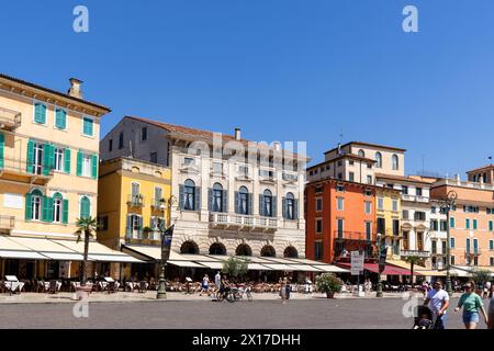 Vérone, Italie - 16 août 2023 : vue sur la ville carrée avec des restaurants et des personnes dînant à l'extérieur à Vérone, Italie Banque D'Images