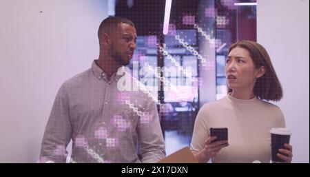 Image du brin adn sur divers hommes d'affaires Banque D'Images