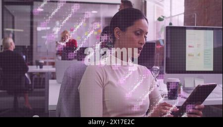 Image du brin adn sur divers hommes d'affaires Banque D'Images