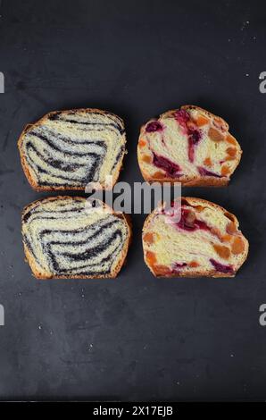 Tourbillon de tranches de pain assortiment avec différentes garnitures sur fond de plaque de cuisson foncé Banque D'Images
