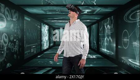 Image d'homme d'affaires portant casque vr sur des écrans avec traitement de données médicales Banque D'Images