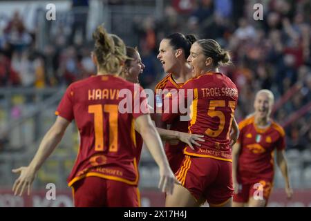 Rome, Italie. 15 avril 2024. Evelyne viens (AS Roma Women) ; célèbre après avoir marqué le but 2-1 lors du match du championnat italien de football de la Ligue A Women 2023/2024 entre L'AS Roma Women vs Juventus FC au stade Tre Fontane le 15 avril 2024. Crédit : Agence photo indépendante/Alamy Live News Banque D'Images