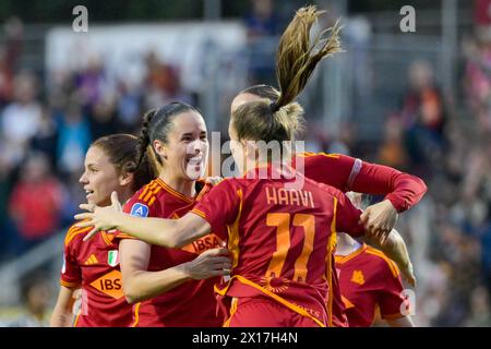 Rome, Italie. 15 avril 2024. Evelyne viens (AS Roma Women) ; célèbre après avoir marqué le but 2-1 lors du match du championnat italien de football de la Ligue A Women 2023/2024 entre L'AS Roma Women vs Juventus FC au stade Tre Fontane le 15 avril 2024. Crédit : Agence photo indépendante/Alamy Live News Banque D'Images