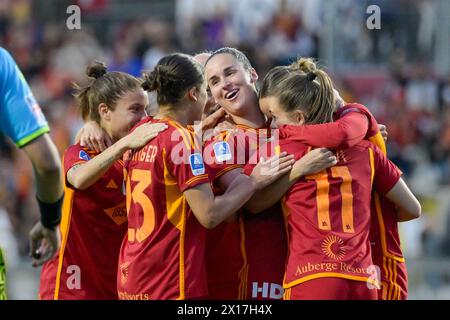 Rome, Italie. 15 avril 2024. Evelyne viens (AS Roma Women) ; célèbre après avoir marqué le but 2-1 lors du match du championnat italien de football de la Ligue A Women 2023/2024 entre L'AS Roma Women vs Juventus FC au stade Tre Fontane le 15 avril 2024. Crédit : Agence photo indépendante/Alamy Live News Banque D'Images