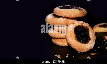 Colonne de biscuits traditionnels argentins à la confiture de coing sur fond noir. Horizontal et espace de copie Banque D'Images