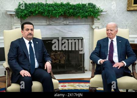 Washington DC, États-Unis. 15 avril 2024. Le président des États-Unis Joe Biden rencontre le premier ministre irakien Mohammed Shia' Al Sudani dans le bureau ovale de la Maison Blanche à Washington, DC le lundi 15 avril 2024. Crédit : Bonnie Cash / Pool via CNP / MediaPunch crédit : MediaPunch Inc / Alamy Live News Banque D'Images