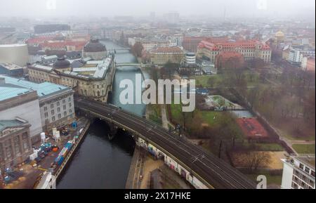 Incroyable drone point de vue sur Monbijoupark et la rivière Spree et le pont Hackescher Markt S-Bahn sur la rivière. Bode-musée dans le coin supérieur gauche. Personnes w Banque D'Images