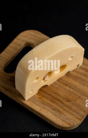 fromage à la crème avec des trous sur la table, fromage à pâte dure sur la table Banque D'Images