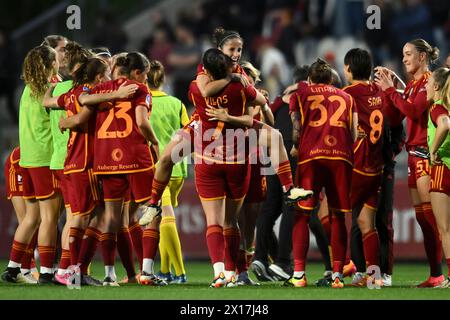 Rome, Italie. 15 avril 2024. Les joueuses de L'AS Roma célèbrent à la fin de la Serie féminine Un match de football 2023/2024 entre L'AS Roma et le Juventus FC au stade Tre Fontane, Rome (Italie), le 15 avril 2024. Crédit : Insidefoto di andrea staccioli/Alamy Live News Banque D'Images