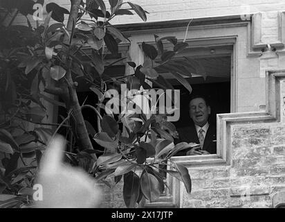 Le politicien argentin Juan Domingo Perón salue ses partisans dans sa résidence Vicente López après son retour en Argentine, mettant fin à ses 18 ans d'exil, Buenos Aires, novembre 1972. Banque D'Images