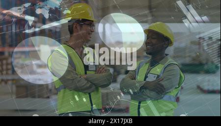 Image de graphiques statistiques sur divers ouvriers masculins dans l'entrepôt. Finance mondiale, statistiques, informatique et concept de traitement des données génèrent numériquement Banque D'Images