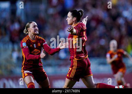 Rome, Italie. 15 avril 2024. Evelyne viens de l'AS Roma célèbre après avoir marqué un deuxième but lors des éliminatoires féminins de Serie A entre L'AS Roma et la Juventus FC au Stadio Tre Fontane le 15 avril 2024 à Roma, Italie crédit : Giuseppe Maffia/Alamy Live News Banque D'Images