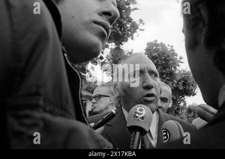 Le dirigeant syndical argentin Lorenzo Miguel arrive à la résidence de Juan Peron, Vicente López, Buenos Aires, novembre 1972. Banque D'Images