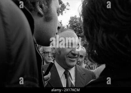 Le dirigeant syndical argentin Lorenzo Miguel arrive à la résidence de Juan Peron, Vicente López, Buenos Aires, novembre 1972. Banque D'Images