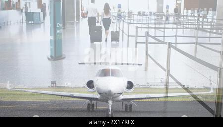 Image composite de l'avion à l'aéroport contre homme d'affaires et femme d'affaires marchant avec des sacs de trolley Banque D'Images