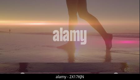 Image de taches lumineuses sur une femme caucasienne à la plage Banque D'Images