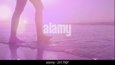 Image de taches lumineuses sur une femme caucasienne à la plage Banque D'Images