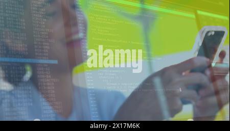 Image de lignes et de traitement de données sur une femme caucasienne heureuse à l'aide d'un smartphone Banque D'Images