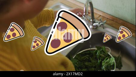 Image d'icônes de pizza sur une femme caucasienne lavant salat. Famille, nourriture et concept d'interface numérique image générée numériquement. Banque D'Images