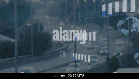 Image de globes, de graphiques, de langage informatique sur une vue en angle élevé de véhicules en mouvement sur la route Banque D'Images