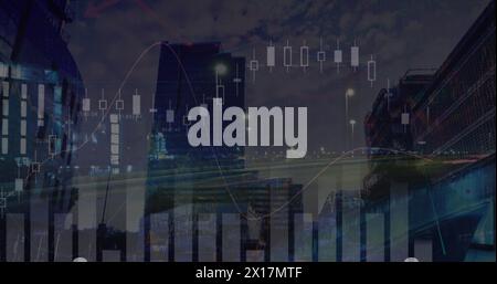 Image de graphes, globes, langage informatique sur time-lapse de véhicules contre des bâtiments. Composite numérique, exposition multiple, rapport, business, glob Banque D'Images