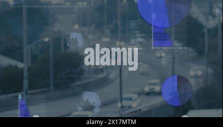 Image de globes, de graphiques, de langage informatique sur une vue en angle élevé de véhicules en mouvement sur la route Banque D'Images