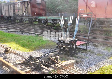 Points de manœuvre des leviers et des tringleries sur les lignes de chemin de fer à Bristol Docks avec vieux matériel roulant en arrière-plan. Partie de l'ancien système ferroviaire wh Banque D'Images