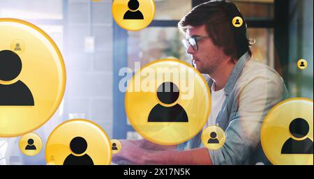 Image de plusieurs icônes de profil sur un programmeur caucasien frustré car incapable de craquer le code Banque D'Images