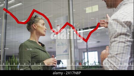 Image de graphiques avec des chiffres changeants sur des collègues caucasiens analysant des rapports au bureau Banque D'Images