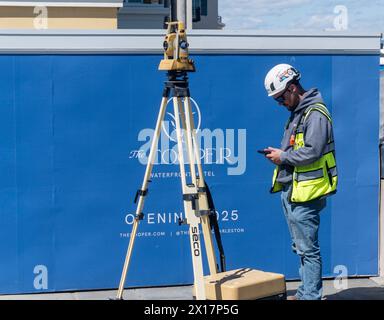 Un arpenteur au travail sur un projet de construction Banque D'Images