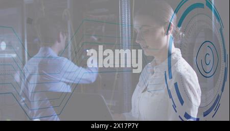 Image d'un scanner rond de rétine contre divers ingénieurs masculins et féminins travaillant dans la salle des serveurs Banque D'Images