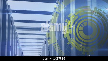 Illustration des cercles de chargement et du langage informatique sur les racks de serveurs dans la salle des serveurs Banque D'Images