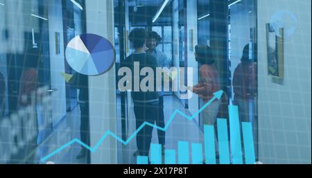 Image de plusieurs graphiques sur différents collègues discutant debout dans le couloir du bureau Banque D'Images