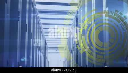 Illustration des cercles de chargement et du langage informatique sur les racks de serveurs dans la salle des serveurs Banque D'Images