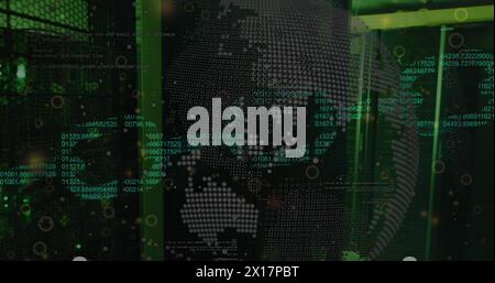 Image de l'icône de la chaîne de sécurité au-dessus du globe tournant et du traitement des données contre la salle des serveurs. Cybersécurité et concept de technologie de stockage de données d'entreprise Banque D'Images